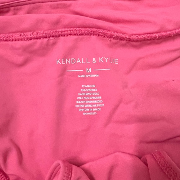 Kendall and Kylie bikini - Picture 3 of 3